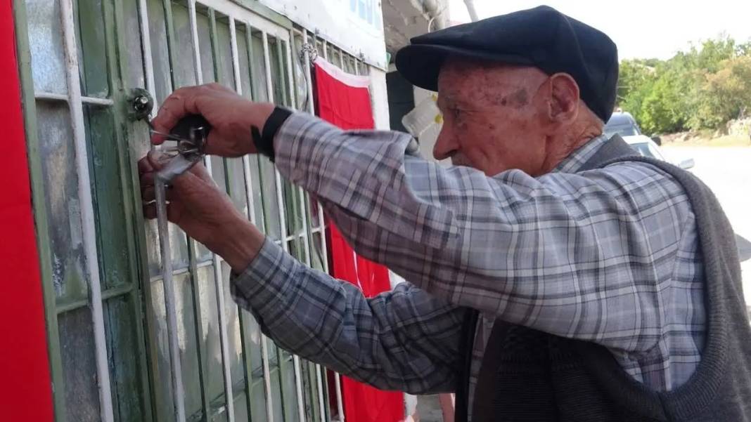 Mersin’de 90 Yaşındaki Garip Dede Yılın Esnafı Seçildi 4